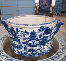 Load image into Gallery viewer, Blue Willow oval Planter
