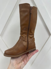 Load image into Gallery viewer, Girls brown ridding boots by luck top
