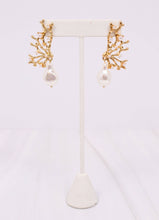 Load image into Gallery viewer, Delvan Coral Reef Pearl Earring GOLD: Default
