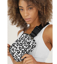 Load image into Gallery viewer, Lep. Crossbody/belt bag
